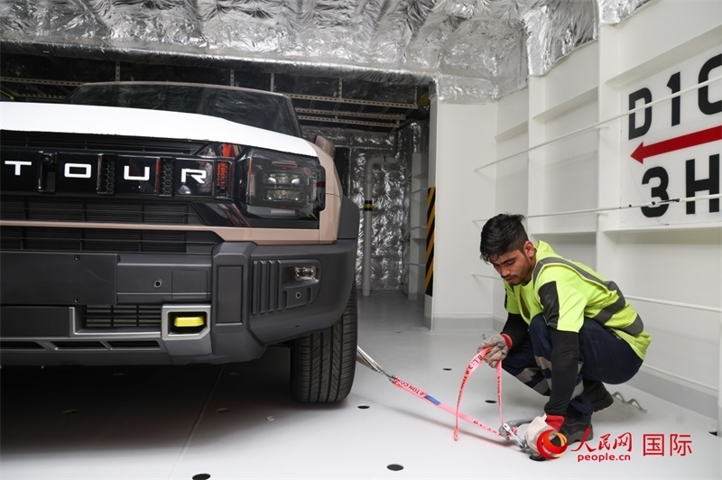 工人正在進行卸車作業(yè)。人民網(wǎng)記者任皓宇攝