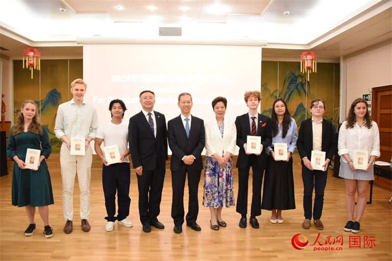 中國駐瑞典大使崔愛民與赴華瑞典留學生合影。人民網(wǎng)記者 殷淼攝