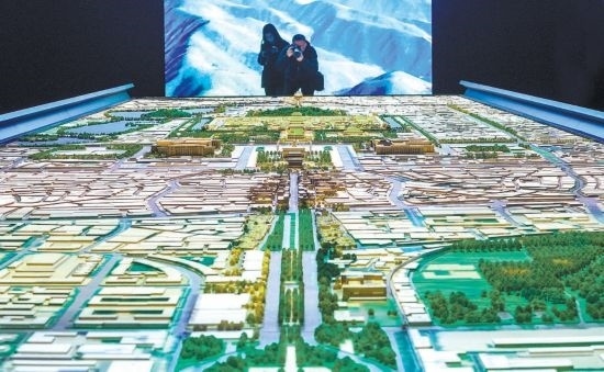 首都博物館“輝煌中軸”展廳內(nèi)，十六米長(zhǎng)的中軸線沙盤(pán)，配以立體投影技術(shù)，展現(xiàn)北京中軸線之壯美。 本報(bào)記者 武亦彬攝