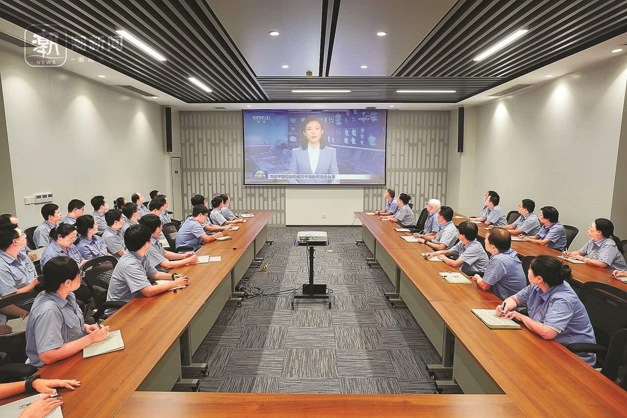 2024年8月1日晚，寧波永新光學(xué)股份有限公司員工集體觀看央視《新聞聯(lián)播》關(guān)于國家主席習(xí)近平給包陪慶、曹其鏞等祖籍寧波的香港企業(yè)家回信的報道。潮新聞記者 賀元凱 彭鵬 周旭輝 攝