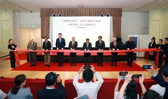 中外嘉賓共同為“文明的綻放”文化交流展開幕式剪彩。中國外文局國際傳播發(fā)展中心供圖
