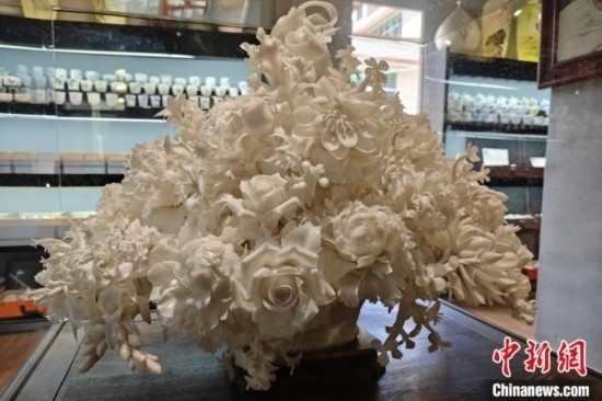 福建德化陶瓷以“白”見長，因白如雪、明如鏡、薄如紙、聲如磬、潤如玉而享譽世界。 吳冠標(biāo) 攝