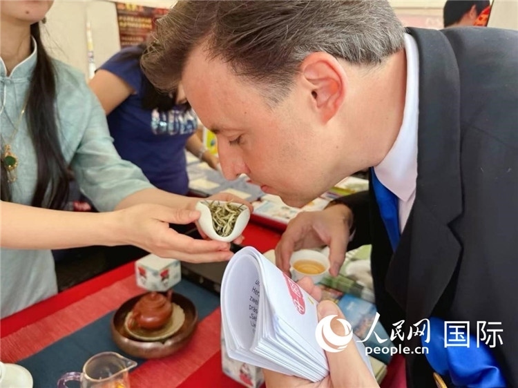 德國市民品鑒中國茶。人民網(wǎng)記者 劉赫攝