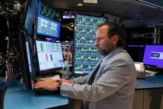 5月3日，交易員在美國(guó)紐約證券交易所交易大廳工作。新華社發(fā)（郭克攝）