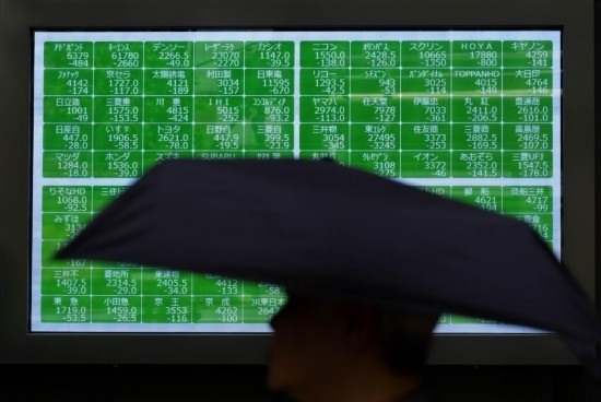 8月2日，在日本東京，行人經(jīng)過一處股指信息電子顯示屏。新華社記者張笑宇攝