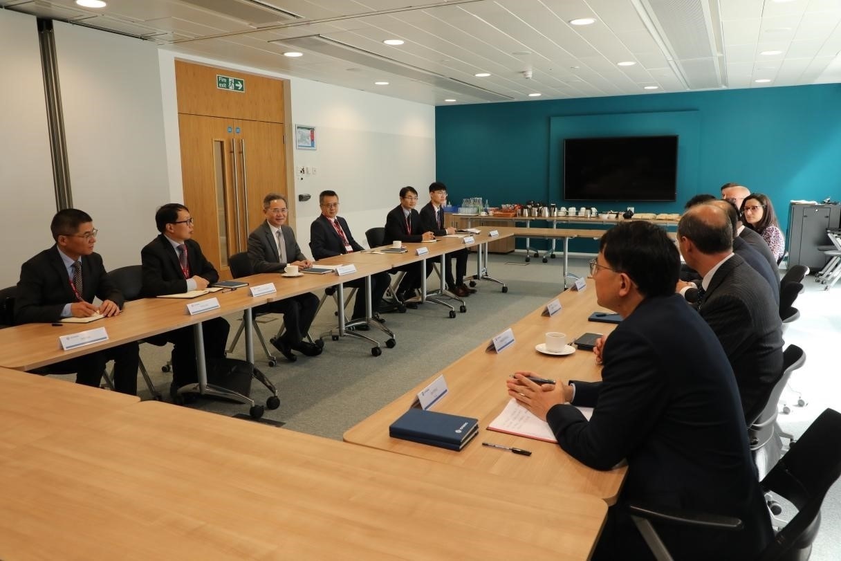 圖為中國駐英國大使鄭澤光與項目運營團隊及企業(yè)合作機構(gòu)負責人座談現(xiàn)場。中國駐英國使館供圖