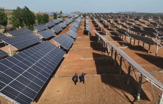 2024年4月16日，工人在河北省石家莊市靈壽縣譚莊鄉(xiāng)程家莊村的“農(nóng)光互補(bǔ)”光伏發(fā)電場(chǎng)巡查（無(wú)人機(jī)照片）。新華社記者 楊世堯 攝