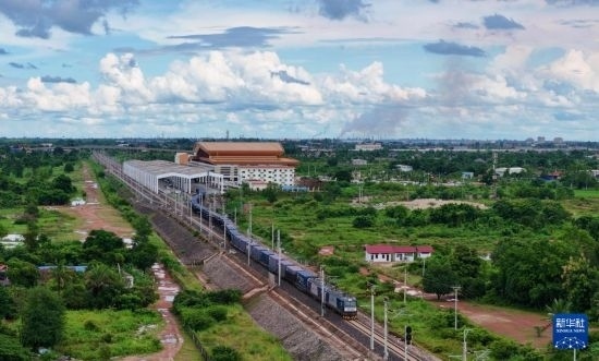 8月5日，由老撾籍火車司機(jī)獨(dú)立駕駛的滿載貨物的列車駛出萬(wàn)象站，向中國(guó)昆明進(jìn)發(fā)（無(wú)人機(jī)照片）。新華社發(fā)（楊永全 攝）