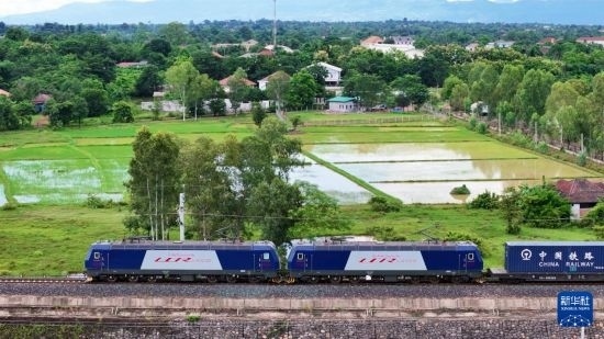8月5日，由老撾籍火車司機(jī)獨(dú)立駕駛的滿載貨物的列車駛出萬(wàn)象站，向中國(guó)昆明進(jìn)發(fā)（無(wú)人機(jī)照片）。新華社發(fā)（楊永全 攝）