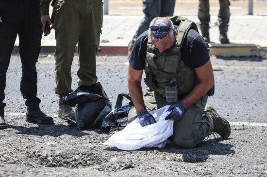 8月6日，在以色列納哈里亞，警方在無人機襲擊現(xiàn)場開展工作。以色列國防軍6日發(fā)表聲明說，多架無人機當天從黎巴嫩射向以色列，造成以色列邊境城市納哈里亞數(shù)名平民受傷。新華社/基尼圖片社