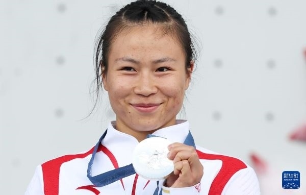 北京時(shí)間8月7日，在巴黎奧運(yùn)會(huì)攀巖女子速度賽比賽中，中國選手鄧麗娟獲得銀牌。圖為亞軍中國選手鄧麗娟在頒獎(jiǎng)儀式上。新華社記者 高靜 攝