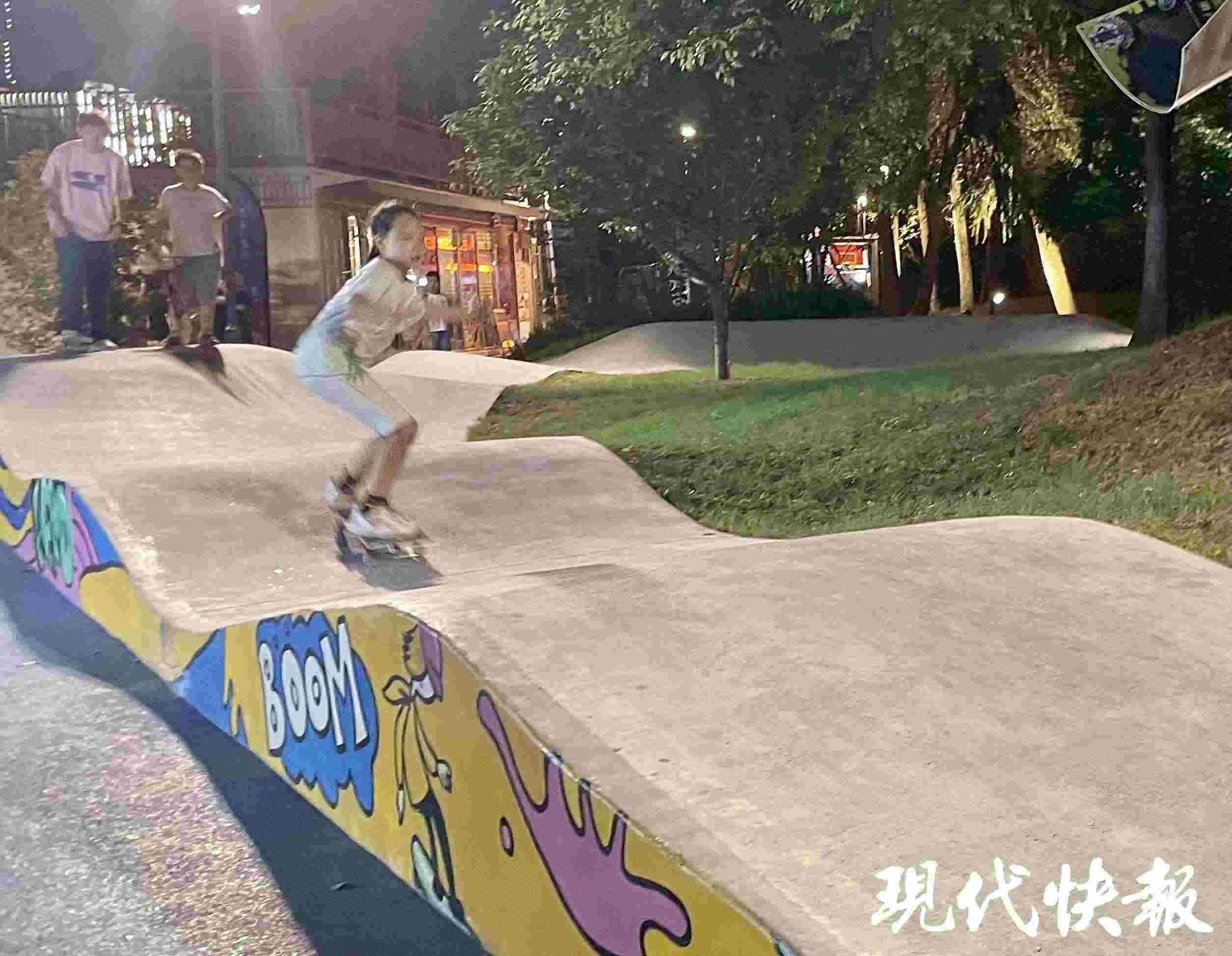 南京西城·夜未央的滑板場(chǎng)地上，一群青少年正在玩滑板
