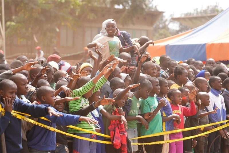 孩子們觀看達(dá)人秀。主辦方供圖