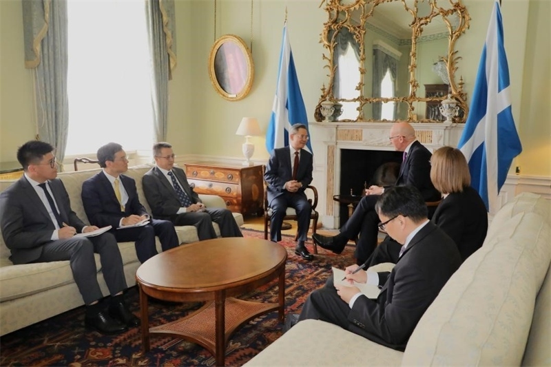 中國駐英國大使鄭澤光在愛丁堡會見蘇格蘭首席部長斯溫尼。中國駐英國使館供圖