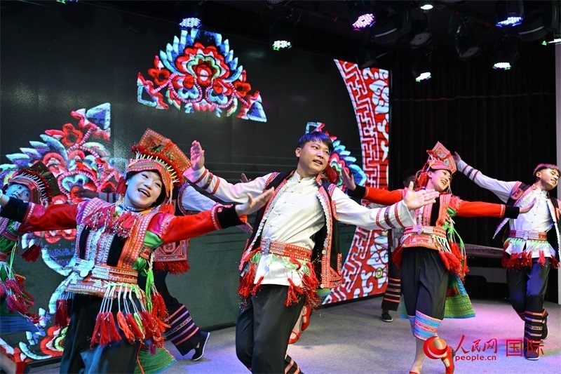 中國(guó)藝術(shù)家在開(kāi)幕式上表演民族舞蹈-人民網(wǎng)記者謝佳君攝