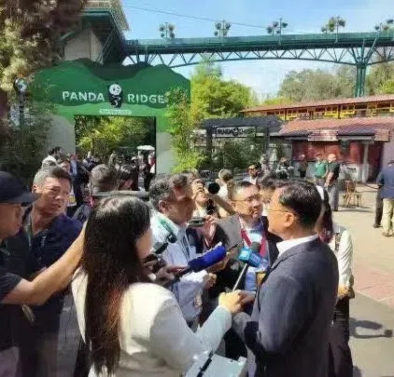 謝鋒大使現(xiàn)場接受記者采訪。中國駐美大使館供圖