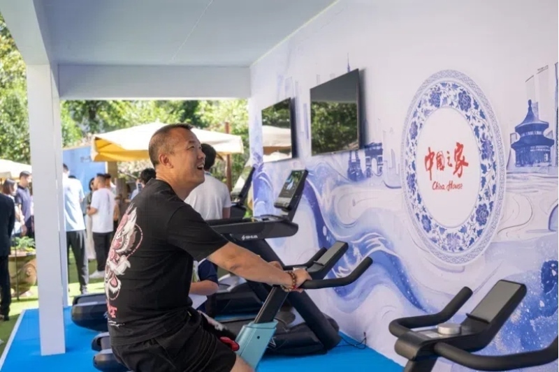 參觀者在智慧體育公園體驗(yàn)動(dòng)感單車。巴黎