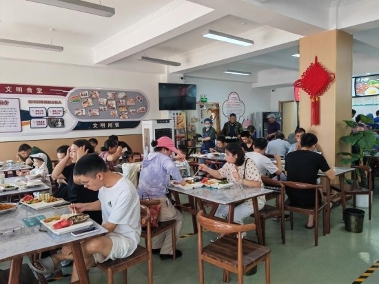 清水灣社區(qū)食堂坐滿(mǎn)了前來(lái)就餐的居民。新華社記者 鄒欣媛 攝