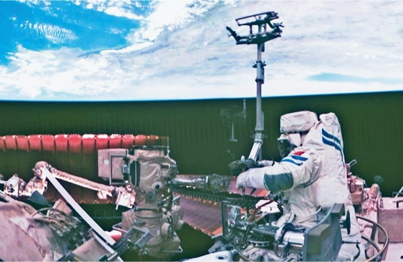 黨的十八大以來，我國科技事業(yè)取得歷史性成就、發(fā)生歷史性變革，科技自立自強成果持續(xù)涌現(xiàn)。圖為2024年7月3日在北京航天飛行控制中心拍攝的神舟十八號航天員李聰在空間站組合體艙外作業(yè)的畫面。 新華社記者 郭中正/攝