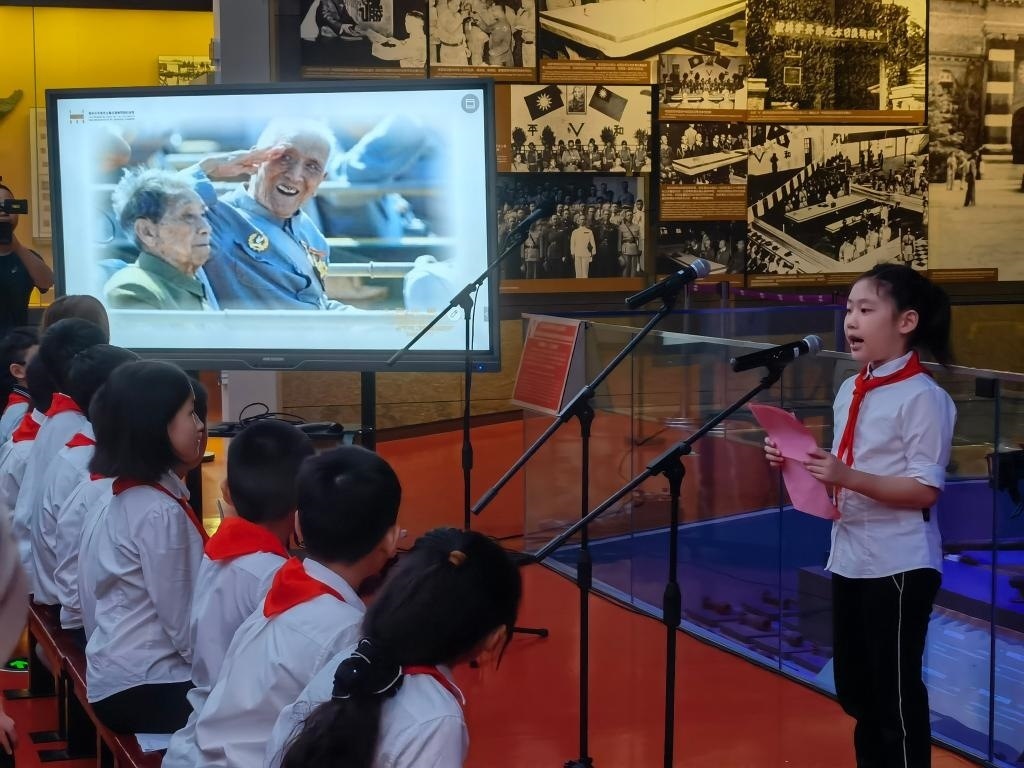 南京市科睿小學(xué)二年級(jí)學(xué)生章若初為大家講述抗戰(zhàn)老兵手印的故事。 新華社記者 邱冰清 攝
