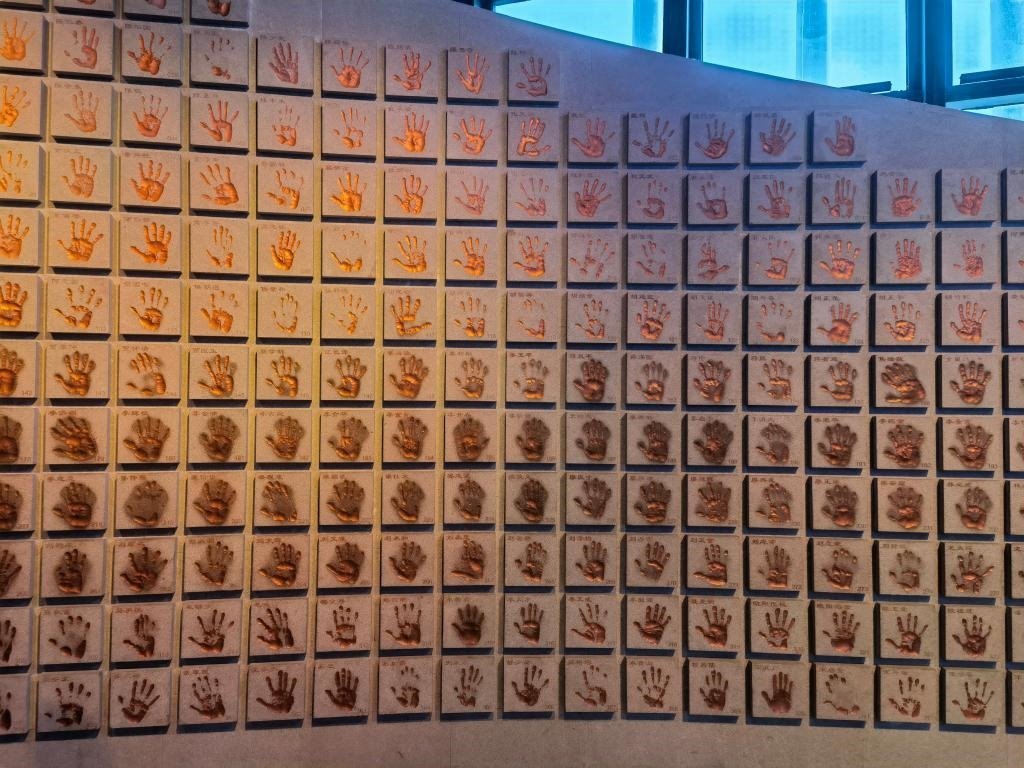 圖為侵華日軍南京大屠殺遇難同胞紀(jì)念館“三個(gè)必勝”展廳排列的648個(gè)鮮紅的手?。ň植浚?。新華社記者 邱冰清 攝