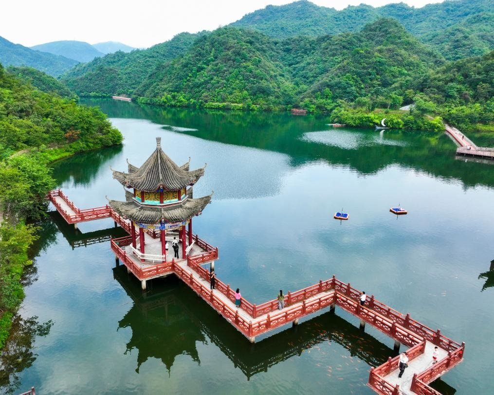 2024年8月11日，游客在湖南省雙牌縣陽明山國家森林公園萬和湖休閑游玩。新華社發(fā)（周秀魚春攝）