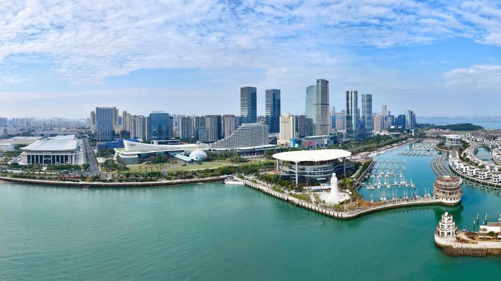 2024年1月24日拍攝的廈門國際會議中心、環(huán)島路一帶濱海城市景觀。新華社記者姜克紅攝