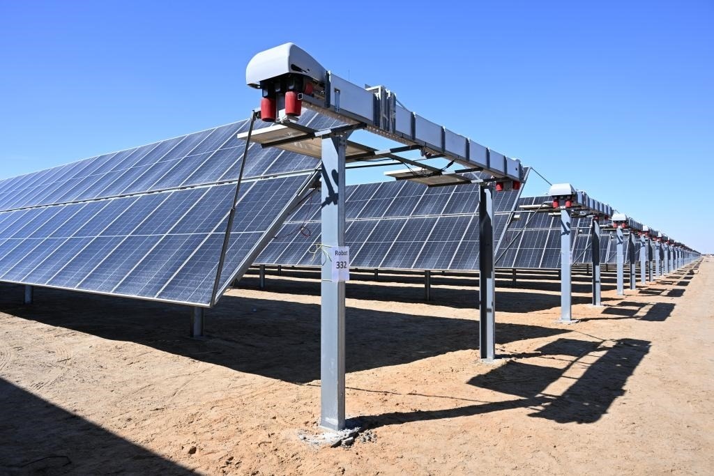 這是2023年3月18日在位于阿聯(lián)酋阿布扎比南部的艾爾達(dá)芙拉光伏電站拍攝的光伏板。新華社發(fā)（中國機(jī)械設(shè)備工程股份有限公司阿布扎比分公司供圖）