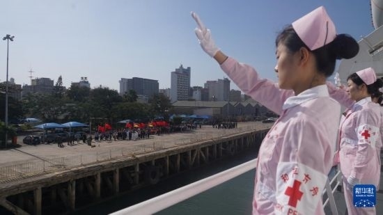 當(dāng)?shù)貢r(shí)間8月16日上午10時(shí)許，執(zhí)行“和諧使命-2024”任務(wù)的中國海軍“和平方舟”號(hào)醫(yī)院船圓滿結(jié)束對(duì)莫桑比克的訪問，駛離馬普托港，前往本次任務(wù)第五站南非。新華社發(fā)（曹春耀 攝）