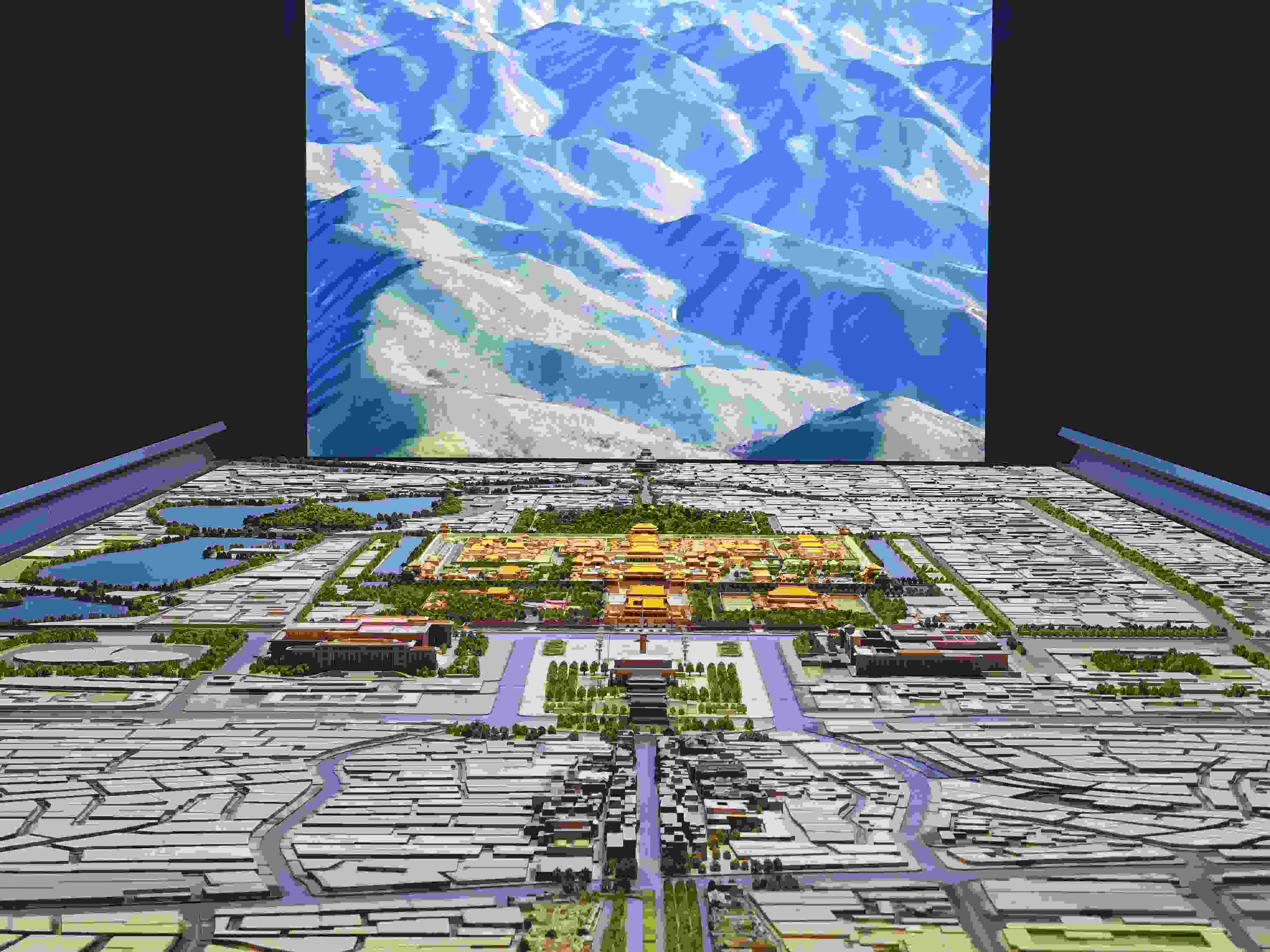 2023年3月，北京首都博物館精心制作的16米長(zhǎng)中軸線沙盤，配以立體投影技術(shù)，展現(xiàn)了北京中軸線之壯美。