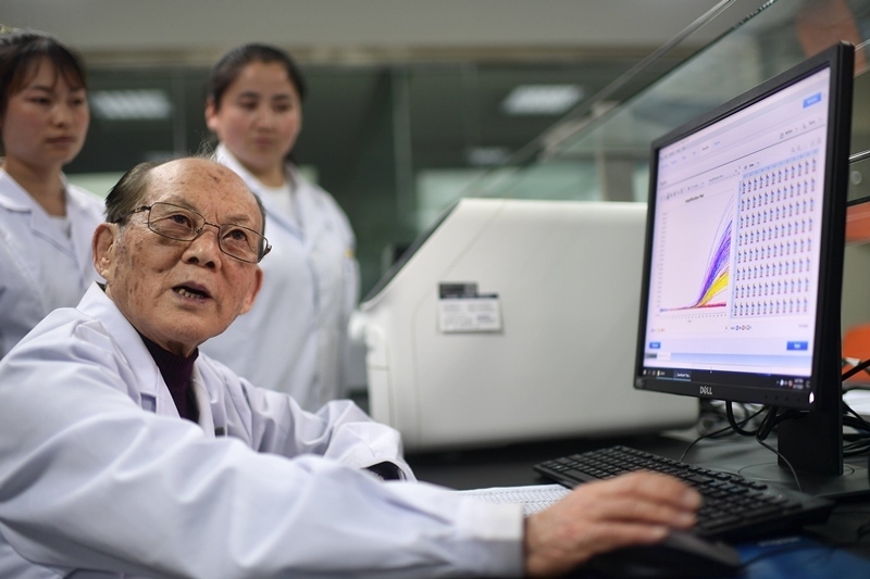 2021年6月17日，吳天一（前）在青海西寧的實(shí)驗(yàn)室內(nèi)和學(xué)生討論。