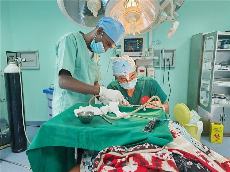 李廣醫(yī)生與當(dāng)?shù)蒯t(yī)生在做手術(shù)中。中國援桑醫(yī)療隊供圖