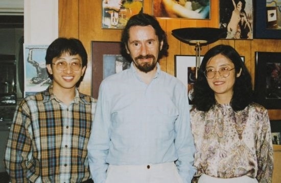 1992年，朱銳（左）赴美國杜蘭大學攻讀心靈哲學與認知科學，師從心靈哲學和認知科學家Radu Bogdan（中），右為朱銳師姐、北師大教授田平。