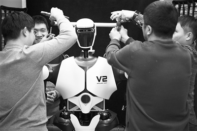 科研人員在調(diào)試機(jī)器人。新華社記者 金立旺攝