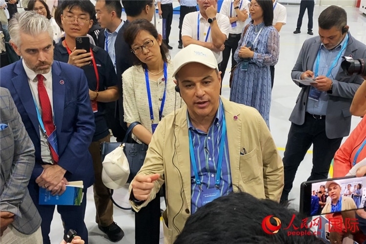 阿根廷駐華大使馬致遠(yuǎn)與億華通動(dòng)力科技有限公司總經(jīng)理于民討論關(guān)切問(wèn)題。人民網(wǎng) 宋歌攝