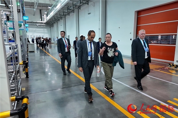 駐華外交官和國(guó)際組織駐華代表參觀億華通動(dòng)力科技有限公司生產(chǎn)車(chē)間。人民網(wǎng)記者 方童攝