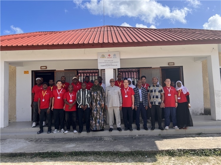 坦桑尼亞桑給巴爾衛(wèi)生部部長(zhǎng)馬茲伊與中方專家組及非方工作人員合影。專家組供圖