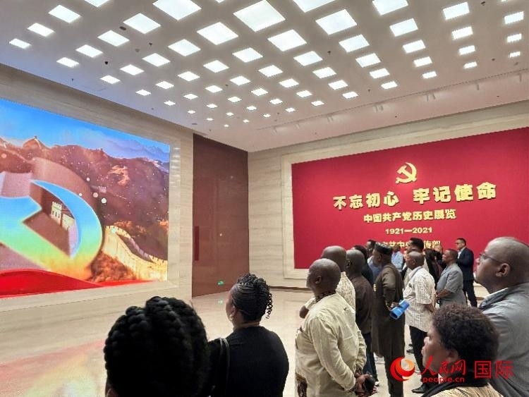 代表團(tuán)參觀“不忘初心 牢記使命”中國共產(chǎn)黨歷史展覽。人民網(wǎng) 曹欣悅攝