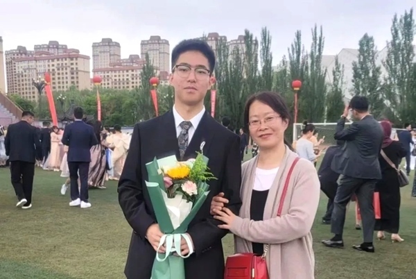 劉傲寒和媽媽合影。北航供圖