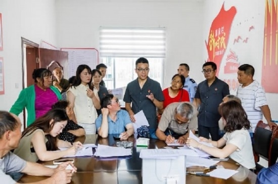 圖為2024年8月6日，重慶市奉節(jié)縣人民法院興隆人民法庭庭長費(fèi)明軍（中）在做調(diào)解工作。蹇懿 攝