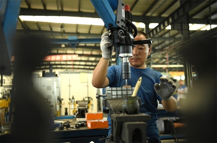 2024年7月30日，在長春吉林通用機械（集團）有限責任公司模具裝配生產(chǎn)線，鉗工在進行攻絲操作。近年來，吉林通用機械（集團）有限責任公司通過數(shù)字化改造、智能化升級提高生產(chǎn)效率，提升產(chǎn)業(yè)競爭力，已成為全球鋁加工汽車輕量化零部件知名供應商，為奧迪、大眾、寶馬、奔馳、保時捷等多家品牌主機廠供應零件。新華社記者柳文惠攝