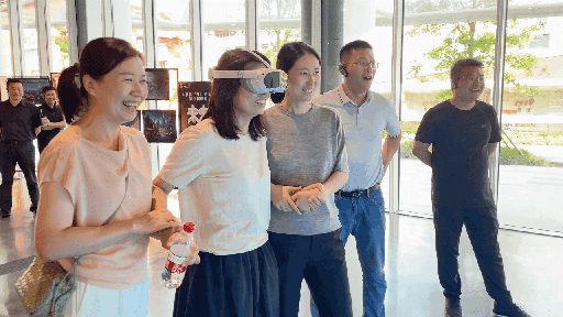 研學(xué)團(tuán)成員正在用VR眼鏡體驗(yàn)。人民網(wǎng) 王戰(zhàn)雄攝