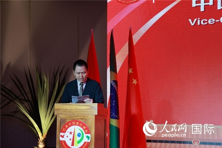 中國駐里約總領(lǐng)館副總領(lǐng)事王尉育宣讀賀電。人民網(wǎng)記者 陳海琪攝