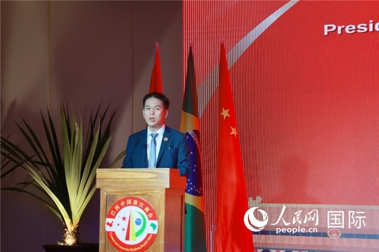 巴西中國浙江商會(huì)執(zhí)行會(huì)長陳翔廣宣讀賀電。人民網(wǎng)記者 陳海琪攝