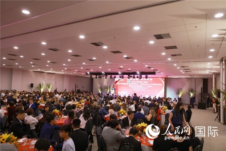 當(dāng)?shù)貢r(shí)間8月24日晚，巴西中國浙江商會(huì)第六屆理監(jiān)事會(huì)就職典禮在里約熱內(nèi)盧舉行。圖為就職典禮現(xiàn)場。人民網(wǎng)記者 陳海琪攝