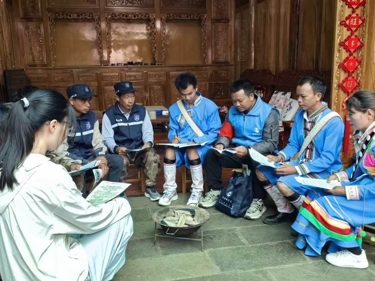 騰沖市猴橋鎮(zhèn)猴橋村國門新村舉辦火塘?xí)?。人民網(wǎng)記者 孝金波攝