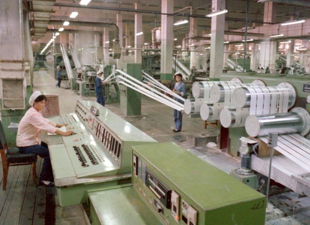 1981年，東北遼陽(yáng)石油化學(xué)纖維廠抽絲車間一角。新華社發(fā)
