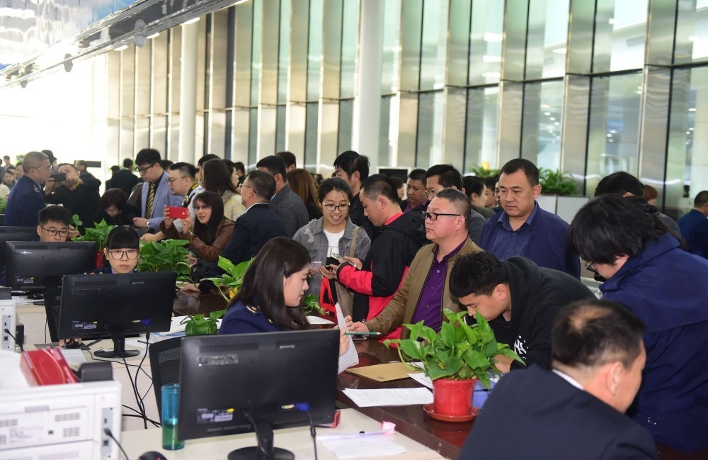 2017年4月10日，中國(guó)（遼寧）自由貿(mào)易試驗(yàn)區(qū)沈陽(yáng)片區(qū)揭牌當(dāng)日，眾多企業(yè)咨詢注冊(cè)。新華社記者楊青攝