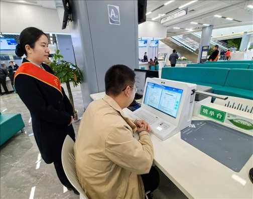 市民用電子范例填單臺錄入信息。人民網記者 周雯攝