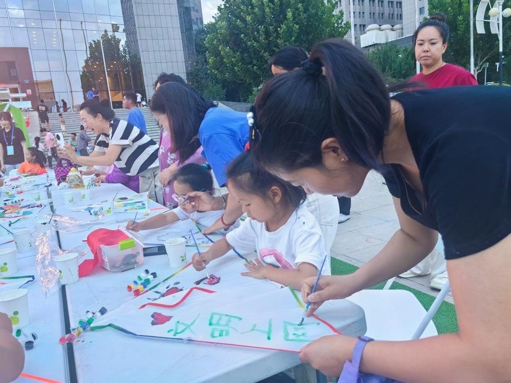 △家長與孩子一起參與“文明上網(wǎng)”系列主題活動。